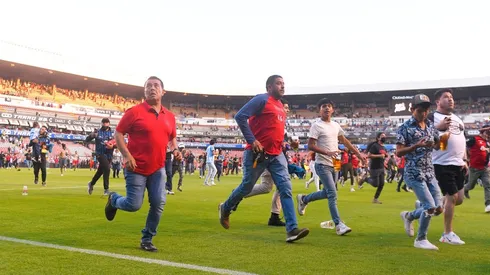 La afición se refugió en la cancha