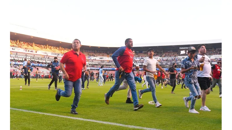 La afición se refugió en la cancha