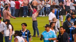Aficionados del Querétaro apoderados de la cancha del estadio La Corregidora.
