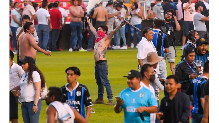 Aficionados del Querétaro apoderados de la cancha del estadio La Corregidora.