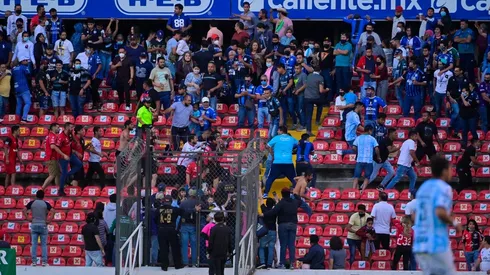 La violencia en las tribunas se desbordó hasta llegar a la cancha.