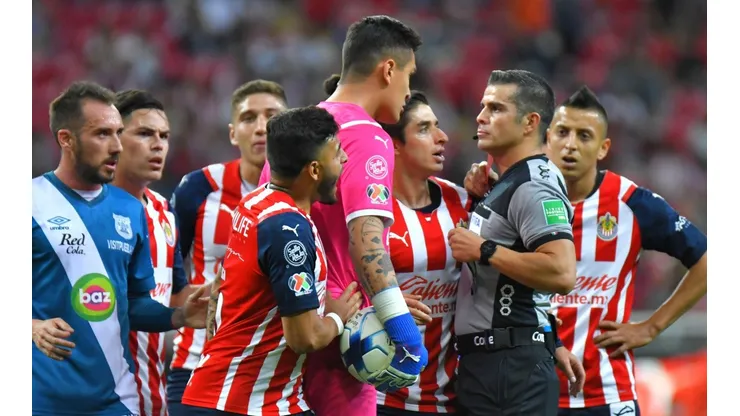 El árbitro Fernando Hernández causó controversia en el partido Chivas contra Puebla.