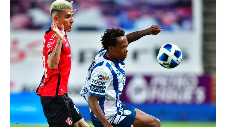 Disputa del balón en el último Atlas - Pachuca (Foto: Getty).