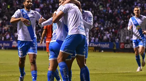 Alberto Herrera y Guillermo Martínez celebran el gol del empate.