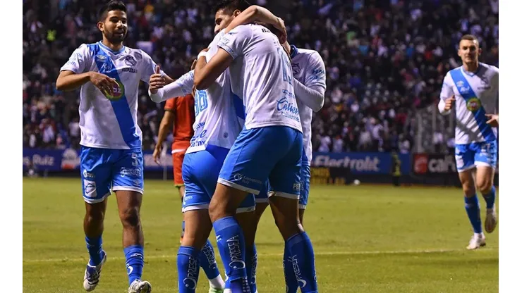 Alberto Herrera y Guillermo Martínez celebran el gol del empate.
