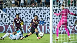 Orbelín Pineda marca un gol en el duelo más reciente de México con Guatemala.