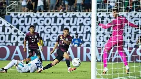 Orbelín Pineda marca un gol en el duelo más reciente de México con Guatemala.