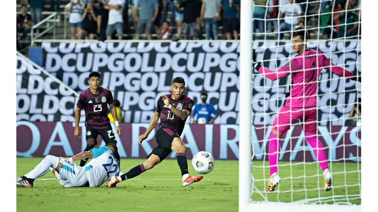 Orbelín Pineda marca un gol en el duelo más reciente de México con Guatemala.