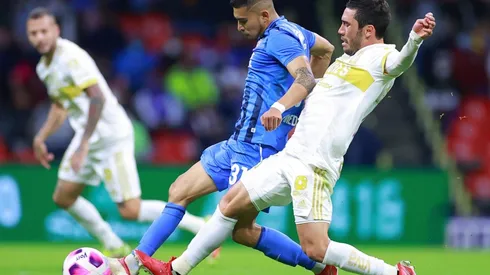 Disputa de balón en el último Tigres - Cruz Azul (Foto: Getty).