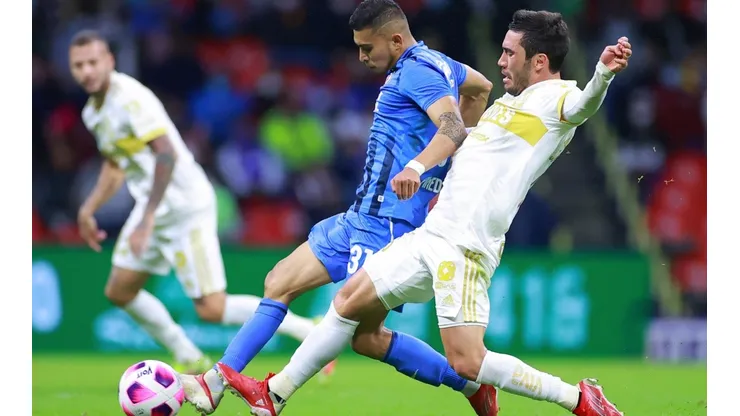 Disputa de balón en el último Tigres - Cruz Azul (Foto: Getty).