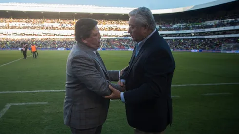 Miguel Herrera y Víctor Manuel Vucetich en un partido Querétaro contra América.