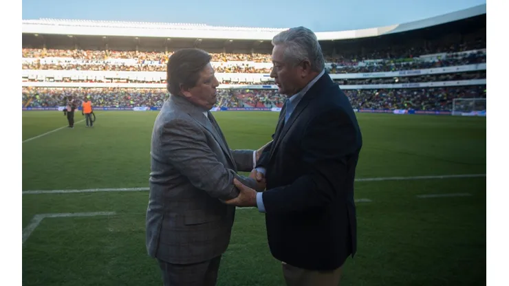 Miguel Herrera y Víctor Manuel Vucetich en un partido Querétaro contra América.