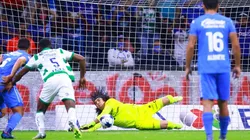 Carlos Acevedo realiza una atajada descomunal.