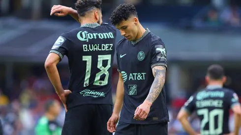 Bruno Valdez y Jorge Sánchez lamentando la derrota ante Pachuca.