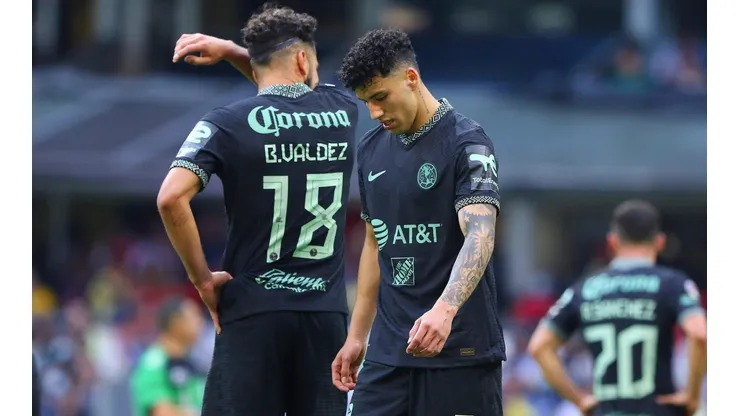 Bruno Valdez y Jorge Sánchez lamentando la derrota ante Pachuca.