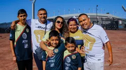 Una familia de aficionados de Pumas y América en el estadio Olímpico Universitario.