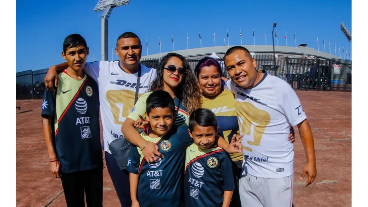 Una familia de aficionados de Pumas y América en el estadio Olímpico Universitario.