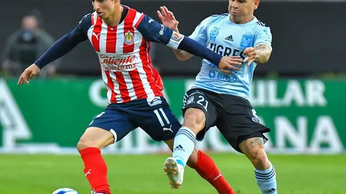 Isaac Brizuela de Chivas y Yeferson Soteldo de Tigres en el Clausura 2022.