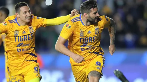 Florian Thauvin y André-Pierre Gignac festejan el gol de la voltereta.