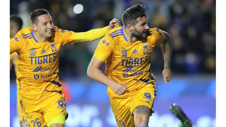 Florian Thauvin y André-Pierre Gignac festejan el gol de la voltereta.