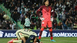 Guillermo Ochoa no pudo resolver el complicado disparo del cañonero Iván Moreno.