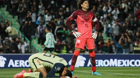 Guillermo Ochoa no pudo resolver el complicado disparo del cañonero Iván Moreno.