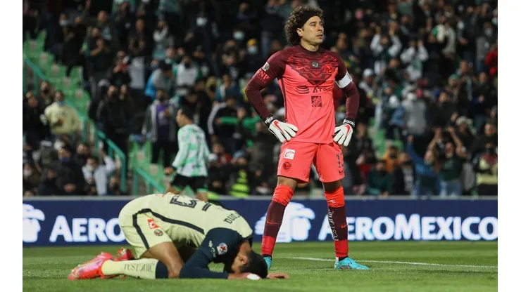 Guillermo Ochoa no pudo resolver el complicado disparo del cañonero Iván Moreno.