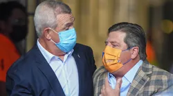 Javier Aguirre felicita a Miguel Herrera por su trayectoria.