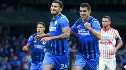 Juan Escobar y Erik Lira celebran el gol de penalti del paraguayo.