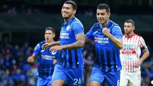 Juan Escobar y Erik Lira celebran el gol de penalti del paraguayo.