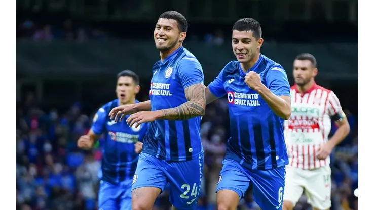 Juan Escobar y Erik Lira celebran el gol de penalti del paraguayo.