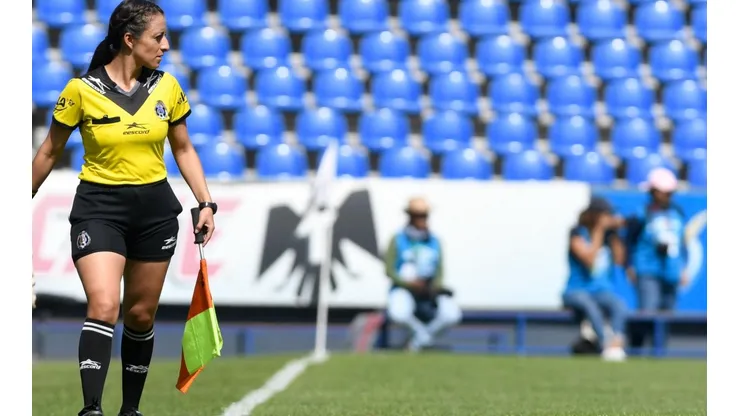 La árbitra asistente Valeria Andrade en un partido de la Liga MX Femenil.