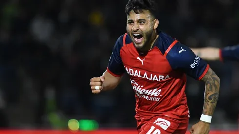 Alexis Vega cerca de irse de Chivas.