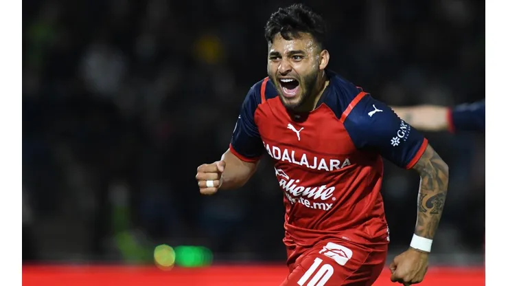 Alexis Vega cerca de irse de Chivas.