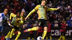 Julio Furch al tirar el penalti que le paró Antony Silva.