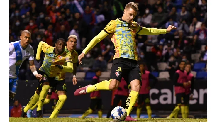 Julio Furch al tirar el penalti que le paró Antony Silva.
