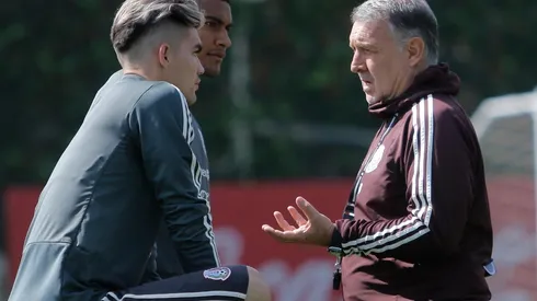 Johan Vásquez con Gerardo Martino en 2019, año de su debut con el Tri.