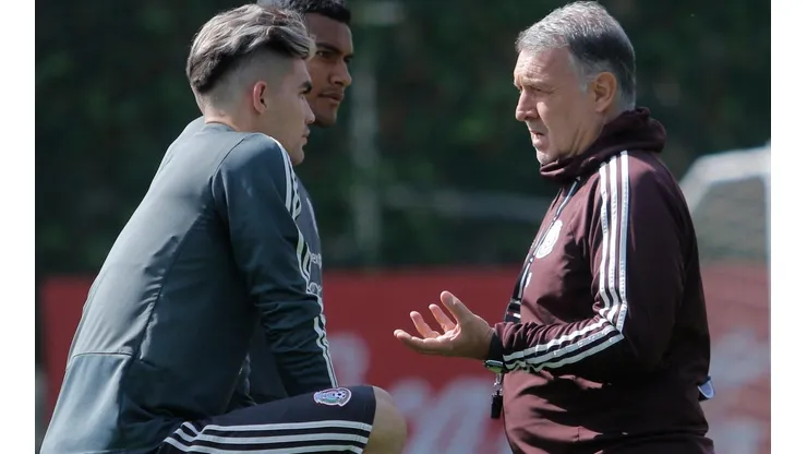 Johan Vásquez con Gerardo Martino en 2019, año de su debut con el Tri.