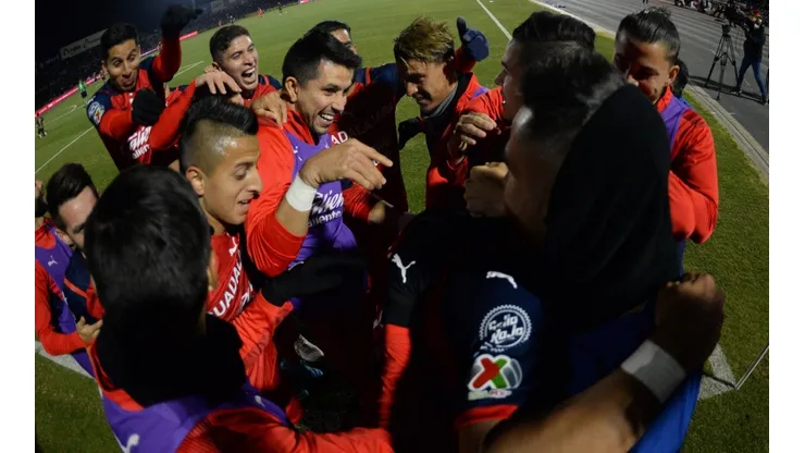 Chivas se acerca a la posición de Alexis Vega.