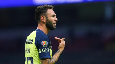 Miguel Layún, derrotado, expulsado y suspendido.