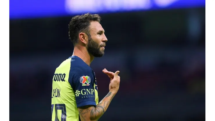 Miguel Layún, derrotado, expulsado y suspendido.