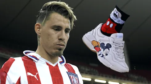 Chicote calderón presume llamativos tenis.