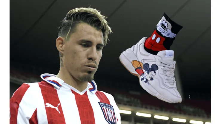 Chicote calderón presume llamativos tenis.