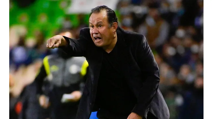 Reynoso en la visita al Estadio León