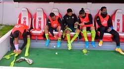 Los Rayos cambiándose las medias cortadas por unas completas.