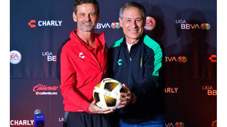 Ariel Holan -derecha- está en su segundo torneo de Liga MX en León.