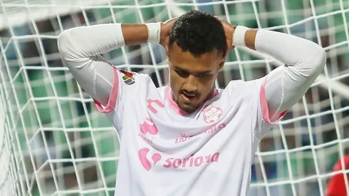 Alessio da Cruz en su último partido con Santos ante Toluca.