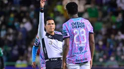 ¡Entrada brutal! Oscar Murillo se va expulsado