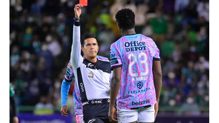 ¡Entrada brutal! Oscar Murillo se va expulsado