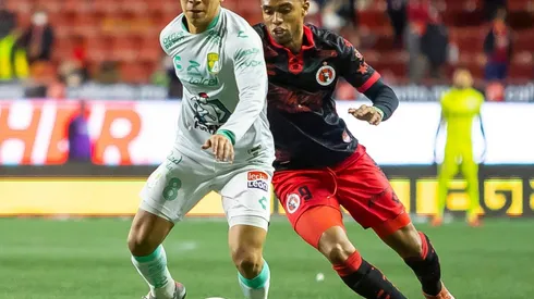 Iván Rodríguez del León ante Mauro Manotas del Tijuana.